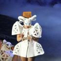 Lady Gaga quitte son ''roux'' pour un brun ''Louis Vuitton''...