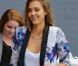 Jessica Alba, de bonne humeur à la sortie de son salon de coiffure le 22 août 2012 à Los Angeles.