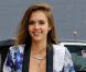 Jessica Alba est visiblement fière de son nouveau look à la sortie de son salon de coiffure le 22 août 2012 à Los Angeles.
