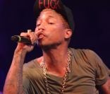 Pharrell Williams, sous le regard de sa fiancée, retourne la Riviera