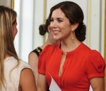 Princesse Mary, beauté d'orfèvre en orange ; princesse Marie, saveur violette