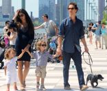 Matthew McConaughey et Camila Alves en balade à New York avec leurs enfants Levi et Vida le 26 août 2012 ; la famille du bonheur