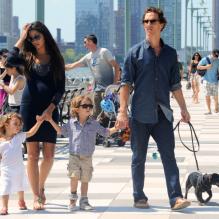 Matthew McConaughey et Camila Alves en balade à New York avec leurs enfants Levi et Vida le 26 août 2012 ; la famille du bonheur