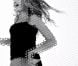 Pour C2C et le clip d' Arcades , extrait de  Tetra , réalisé par Rémi Paoli, Charlotte Poutrel se plie à toutes les prouesses géométriques...