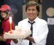 80 ans de Geneviève de Fontenay, le 29 août, à Paris. Frank Michael apporte le gâteau de la dame au chapeau !