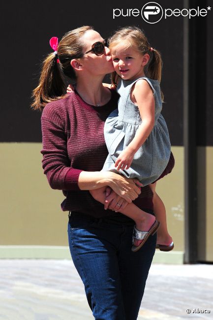 Jennifer Garner et sa fille Seraphina se font un bisou à Los Angeles, le 4 août 2012