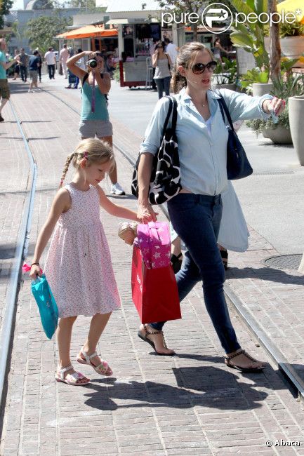 Jennifer Garner et Violet font du shopping à Los Angeles, le 29 août 2012