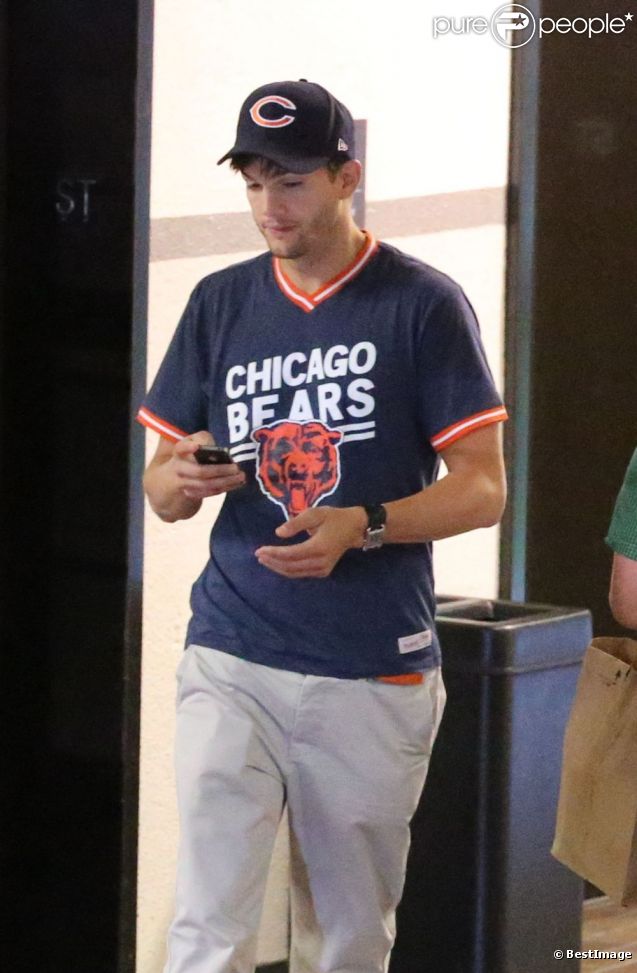 Ashton Kutcher surpris au Cedars-Sinai Hospital de Los Angeles le 4 septembre 2012