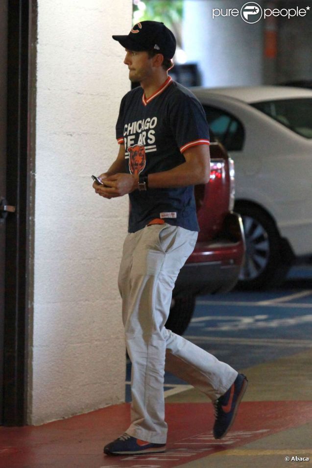 Ashton Kutcher arrive au au Cedar-Sinai Medical Center, habillé aux couleurs des Chicago Bears le 4 septembre 2012 à Los Angeles