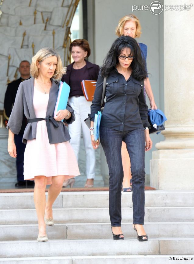 Les ministres déléguées Hélène Conway-Mouret et Yamina Benguigui quittent le Palais de l'Élysée à l'issue du Conseil des Ministres hebdomadaire. Paris, le 5 septembre 2012.