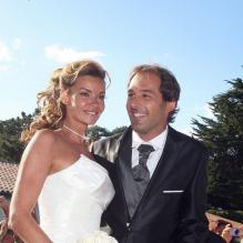 Ingrid Chauvin et son mari Thierry Peythieu lors leur mariage au Cap Ferret en août 2011