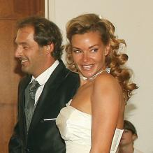 Ingrid Chauvin et Thierry Peythieu le jour de leur mariage en août 2011 dans le sud de la France