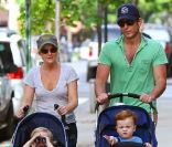 Amy Poehler et son mari Will Arnett, avec leurs fils Abel et Archie à West Village le 12 mai 2012