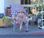 Amy Poehler avec ses fils Abel et Archie à Beverly Hills le 1er septembre 2012