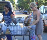 Amy Poehler avec ses fils Abel et Archie à Beverly Hills le 1er septembre 2012