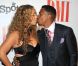 Mariah Carey, saucissonnée dans sa robe mais comblée par le regard fier de Nick
