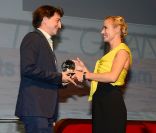 Benh Zeitlin, réalisateur des Bêtes du sud sauvage, reçoit le Grand Prix des mains de la présidente du jury Sandrine Bonnaire lors du Festival de Deauville le 8 septembre 2012