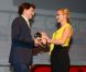 Benh Zeitlin, réalisateur des Bêtes du sud sauvage, reçoit le Grand Prix des mains de la présidente du jury Sandrine Bonnaire lors du Festival de Deauville le 8 septembre 2012