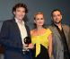 Benh Zeitlin et son grand prix aux côtés de la présidente du jury Sandrine Bonnaire lors du Festival de Deauville le 8 septembre 2012