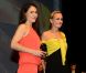 Lucy Mulloy, réalisatrice du film Una Noche, recevant le prix du jury présidé par Sandrine Bonnaire lors du Festival de Deauville le 8 septembre 2012