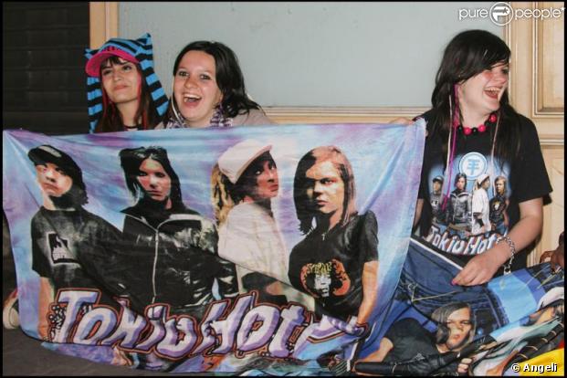 Les Fans de Tokio Hotel camp deavnt le Park Hyatt