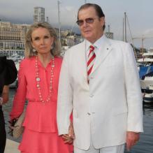 <span>Roger Moore et sa quatrième femme, Cristina Tholstrup, en juin 2012 à Monte Carlo.</span>