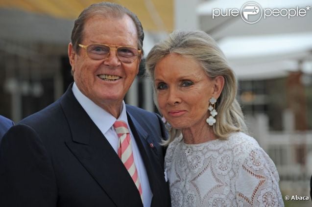 Roger Moore et sa quatrième femme, Cristina Tholstrup, en juillet 2012.