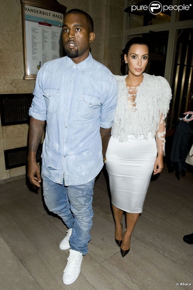 Kayne West et Kim Kardashian arrivent au Vanderbilt Hall pour assister au défilé Marchesa printemps-été 2013. New York, le 12 septembre 2012.