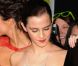 Emma Watson est mal, elle a dévoilé sans le vouloir son sein sur le tapis rouge du Monde de Charlie le 10 septembre 2012