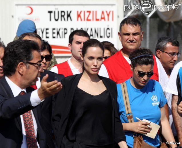 Angelina Jolie, aux côtés des autorités turques, le vendredi 14 septembre, à Ankara (Turquie), pour discuter de la situation en Syrie, et de l'accueil des populations réfugiées.
