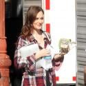 Blake Lively : De retour sur le tournage de Gossip Girl, la mariée se cache !