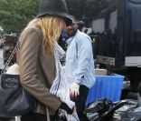 Blake Lively : De retour sur le tournage de Gossip Girl, la mariée se cache !