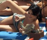  La belle Selena Gomez se fait bronzer avec des amis dans un hôtel de Miami le 17 septembre 2012 avec quelques amis 
