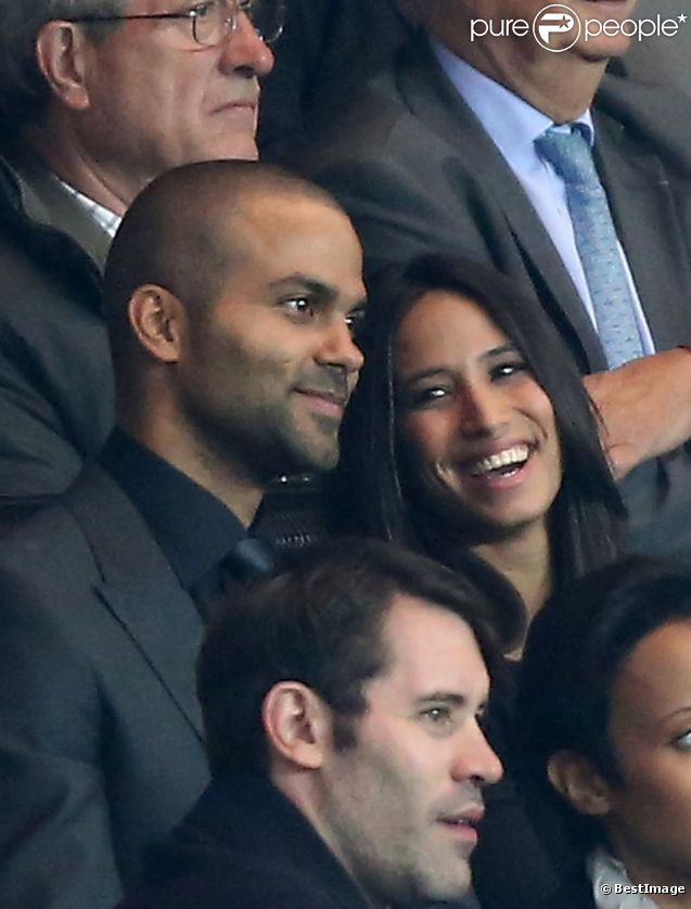 Tony Parker et sa compagne Axelle lors du match de Ligue des champions entre le PSG et le Dynamo Kiev (4-1) le 18 septembre 2012 au Parc des Princes à Paris
