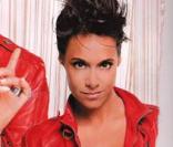 Karine Lima pose dans Maximal