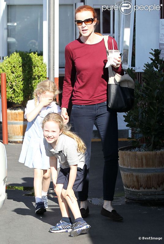 L'actrice Marcia Cross et ses jumelles Eden et Savannah à la sortie de Country Mart, à Brentwood, le 18 septembre 2012 - photos Purepeople