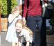 L'actrice Marcia Cross et ses jumelles Eden et Savannah à la sortie de Country Mart, à Brentwood, le 18 septembre 2012