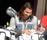 Zlatan Ibrahimovic, ravi de payer au moment de s'offrir un déjeuner en compagnie d'un ami au restaurant L'Avenue à Paris le 19 septembre 2012