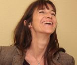  Le sourire de Charlotte Gainsbourg au photocall de  Nymphomaniac  à Cologne, Allemagne. Le 20 septembre 2012. 