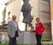 Le maire UMP de Nogent-sur-Marne Jacques JP Martin et la sculptrice Elisabeth Cibot devant la Valnurese, statue rendant hommage aux ouvrières immigrées italiennes du XIXe siècle à l'effigie de Carla Bruni-Sarkozy, lors de son installation dans la cour d'une résidence privée le 31 juillet 2012. Le monument a été inauguré dans un climat tendu le 21 septembre.