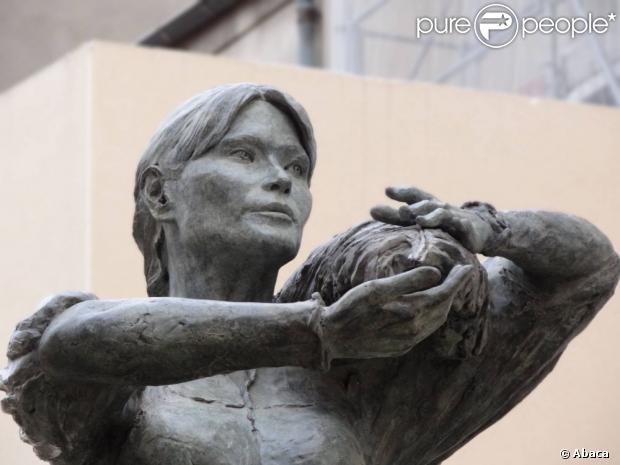 La Valnurese, statue rendant hommage aux ouvrières immigrées italiennes du XIXe siècle à l'effigie de Carla Bruni-Sarkozy, lors de son installation dans la cour d'une résidence privée de Nogent-sur-Marne le 31 juillet 2012. Le monument a été inauguré dans un climat tendu le 21 septembre.