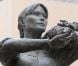 La Valnurese, statue rendant hommage aux ouvrières immigrées italiennes du XIXe siècle à l'effigie de Carla Bruni-Sarkozy, lors de son installation dans la cour d'une résidence privée de Nogent-sur-Marne le 31 juillet 2012. Le monument a été inauguré dans un climat tendu le 21 septembre.