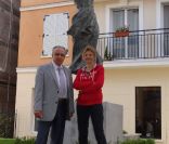 Le maire UMP de Nogent-sur-Marne Jacques JP Martin et la sculptrice Elisabeth Cibot devant la Valnurese, statue rendant hommage aux ouvrières immigrées italiennes du XIXe siècle à l'effigie de Carla Bruni-Sarkozy, lors de son installation dans la cour d'une résidence privée le 31 juillet 2012. Le monument a été inauguré dans un climat tendu le 21 septembre.
