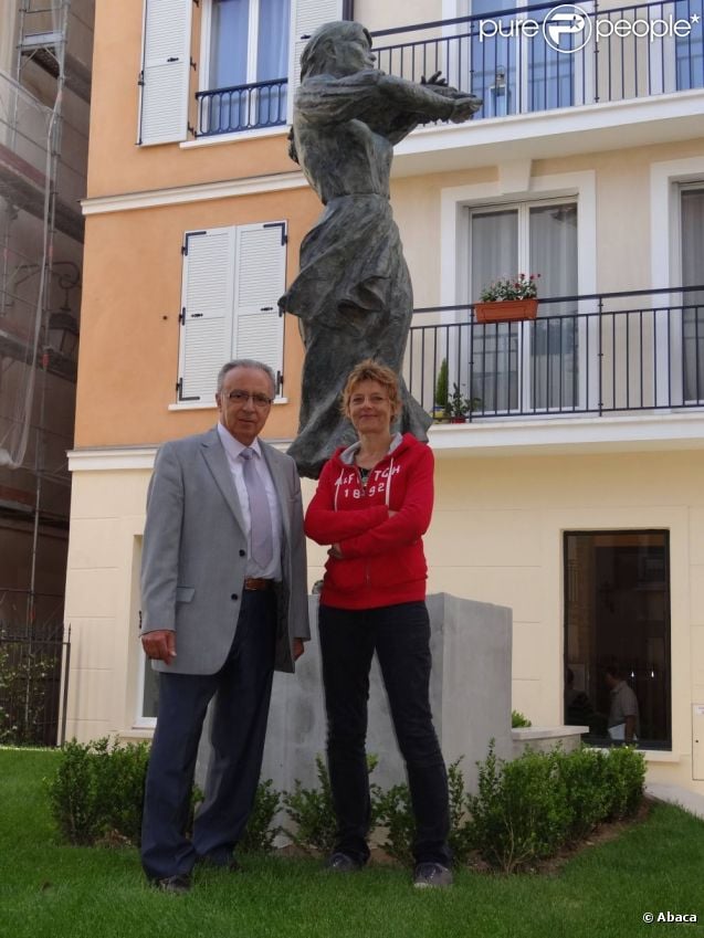 Le maire UMP de Nogent-sur-Marne Jacques JP Martin et la sculptrice Elisabeth Cibot devant la Valnurese, statue rendant hommage aux ouvrières immigrées italiennes du XIXe siècle à l'effigie de Carla Bruni-Sarkozy, lors de son installation dans la cour d'une résidence privée le 31 juillet 2012. Le monument a été inauguré dans un climat tendu le 21 septembre.