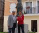 Le maire UMP de Nogent-sur-Marne Jacques JP Martin et la sculptrice Elisabeth Cibot devant la Valnurese, statue rendant hommage aux ouvrières immigrées italiennes du XIXe siècle à l'effigie de Carla Bruni-Sarkozy, lors de son installation dans la cour d'une résidence privée le 31 juillet 2012. Le monument a été inauguré dans un climat tendu le 21 septembre.