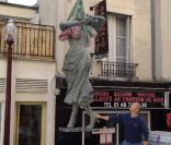 La Valnurese, statue rendant hommage aux ouvrières immigrées italiennes du XIXe siècle à l'effigie de Carla Bruni-Sarkozy, lors de son installation dans la cour d'une résidence privée de Nogent-sur-Marne le 31 juillet 2012. Le monument a été inauguré dans un climat tendu le 21 septembre.