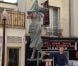 La Valnurese, statue rendant hommage aux ouvrières immigrées italiennes du XIXe siècle à l'effigie de Carla Bruni-Sarkozy, lors de son installation dans la cour d'une résidence privée de Nogent-sur-Marne le 31 juillet 2012. Le monument a été inauguré dans un climat tendu le 21 septembre.