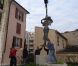 La Valnurese, statue rendant hommage aux ouvrières immigrées italiennes du XIXe siècle à l'effigie de Carla Bruni-Sarkozy, lors de son installation dans la cour d'une résidence privée de Nogent-sur-Marne le 31 juillet 2012. Le monument a été inauguré dans un climat tendu le 21 septembre.