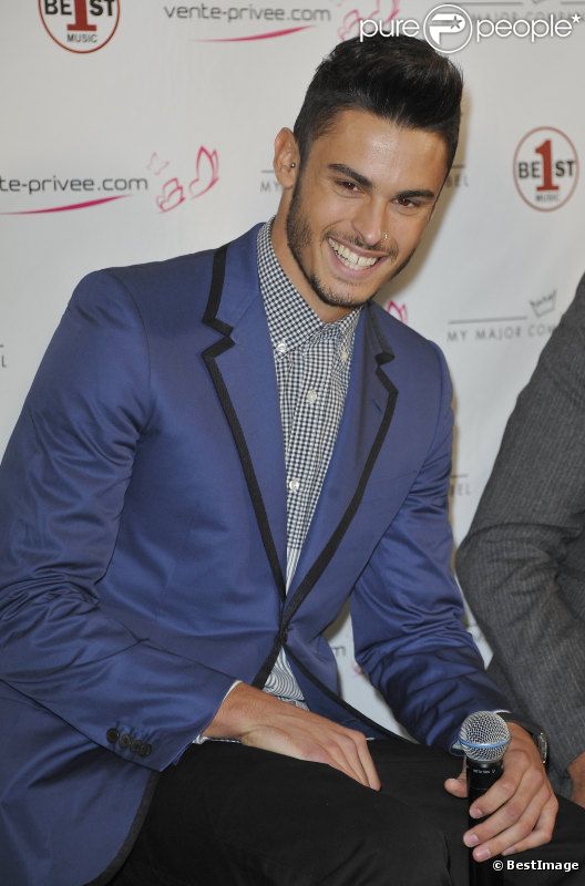 Baptiste Giabiconi très souriant à la conférence de presse du lancement de son album Oxygen, à l'hôtel Bristol à Paris, le 24 septembre 2012