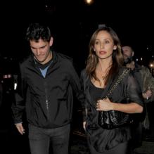 Natalie Imbruglia sort en boîte de nuit avec un ami, à Londres, le jeudi 27 septembre.